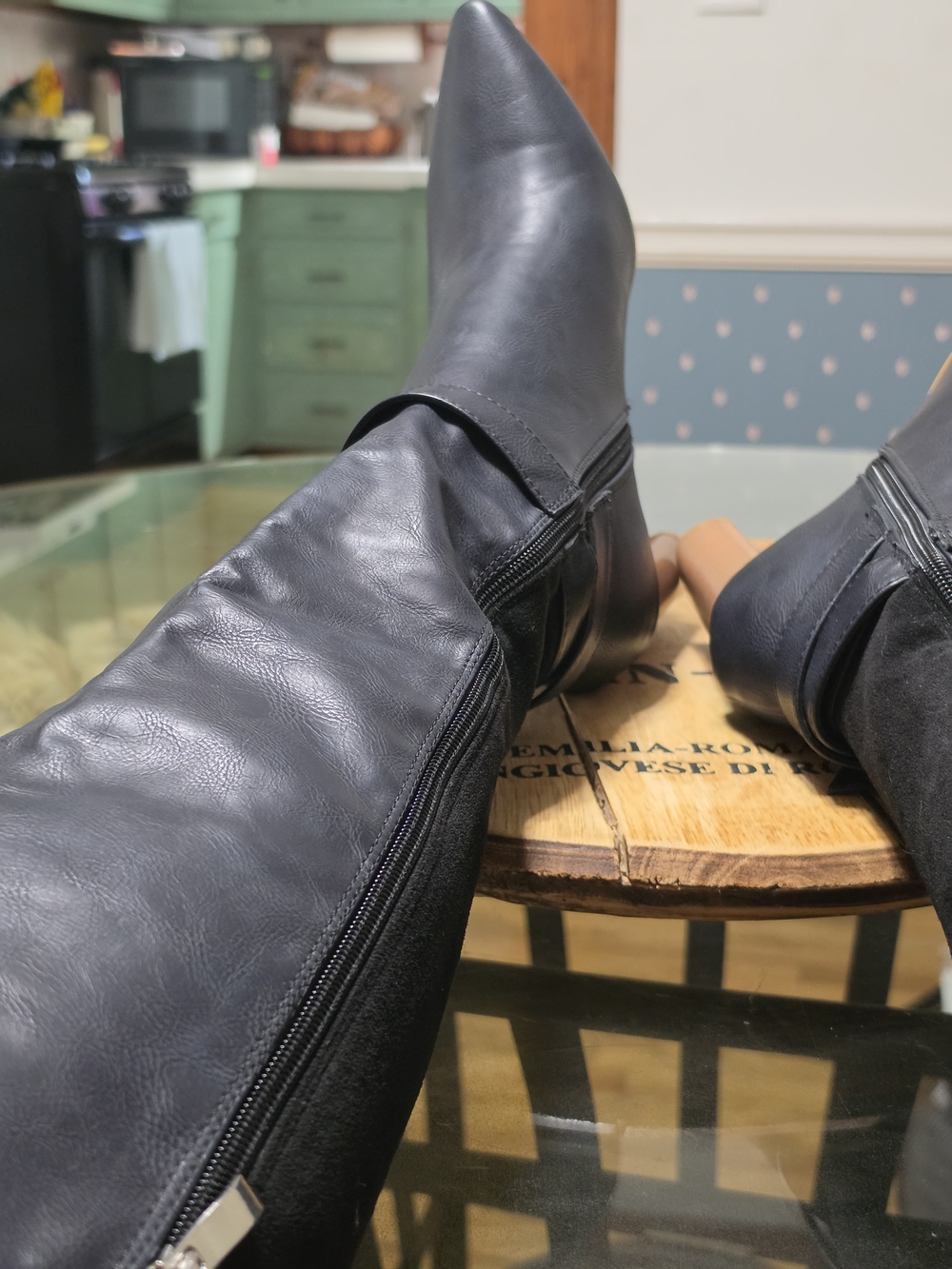 Sleek Black Pointed Knee-High Heeled Boots - Picture 5 of 14